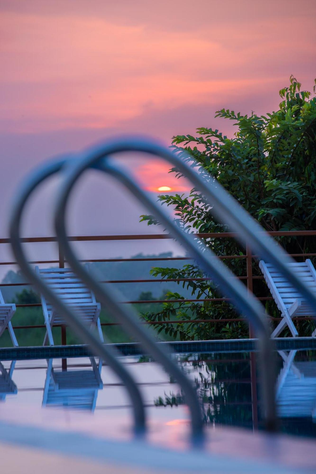 Park Safari Resort, Chitwan National Park Exterior photo