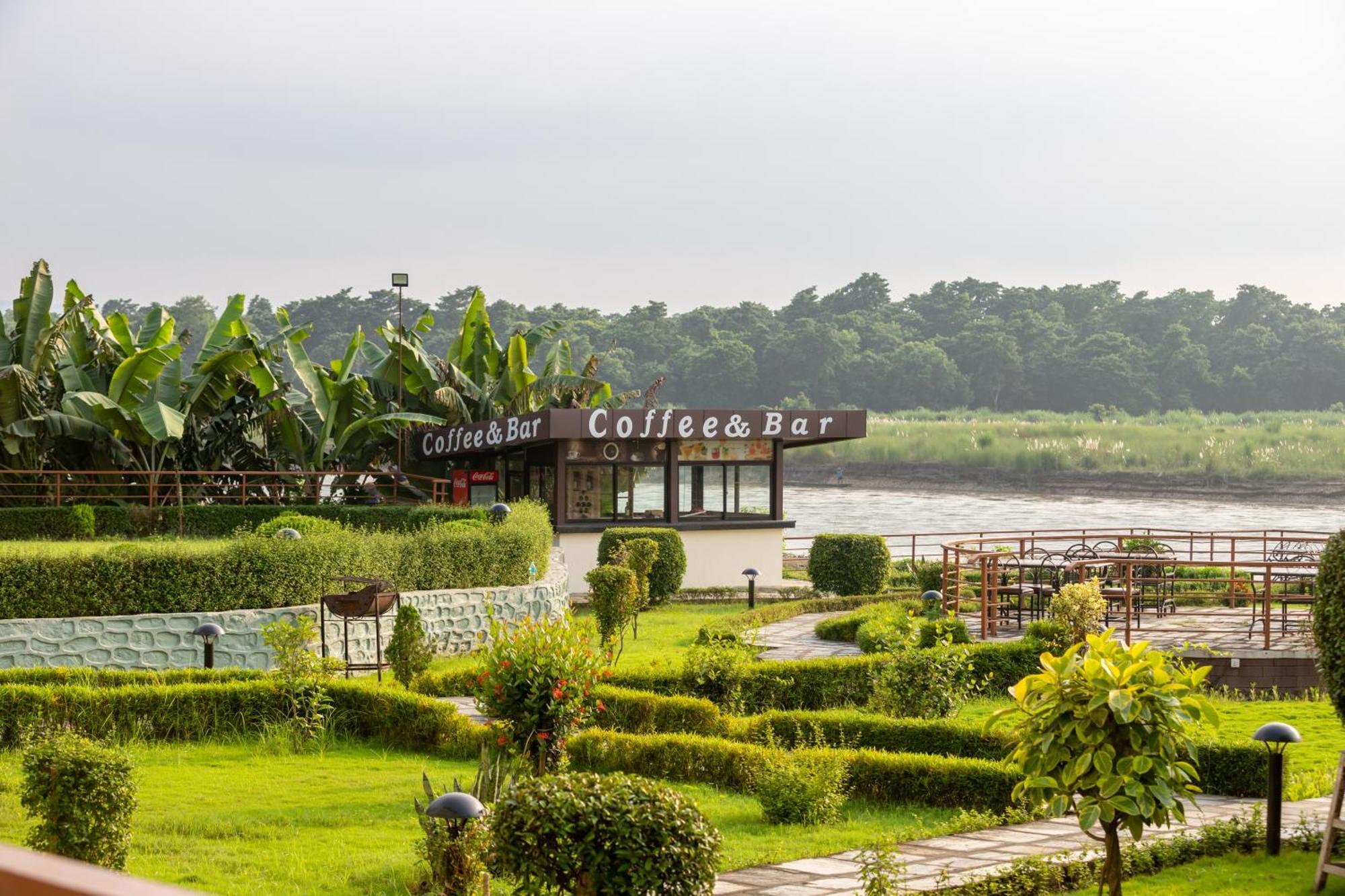 Park Safari Resort, Chitwan National Park Exterior photo