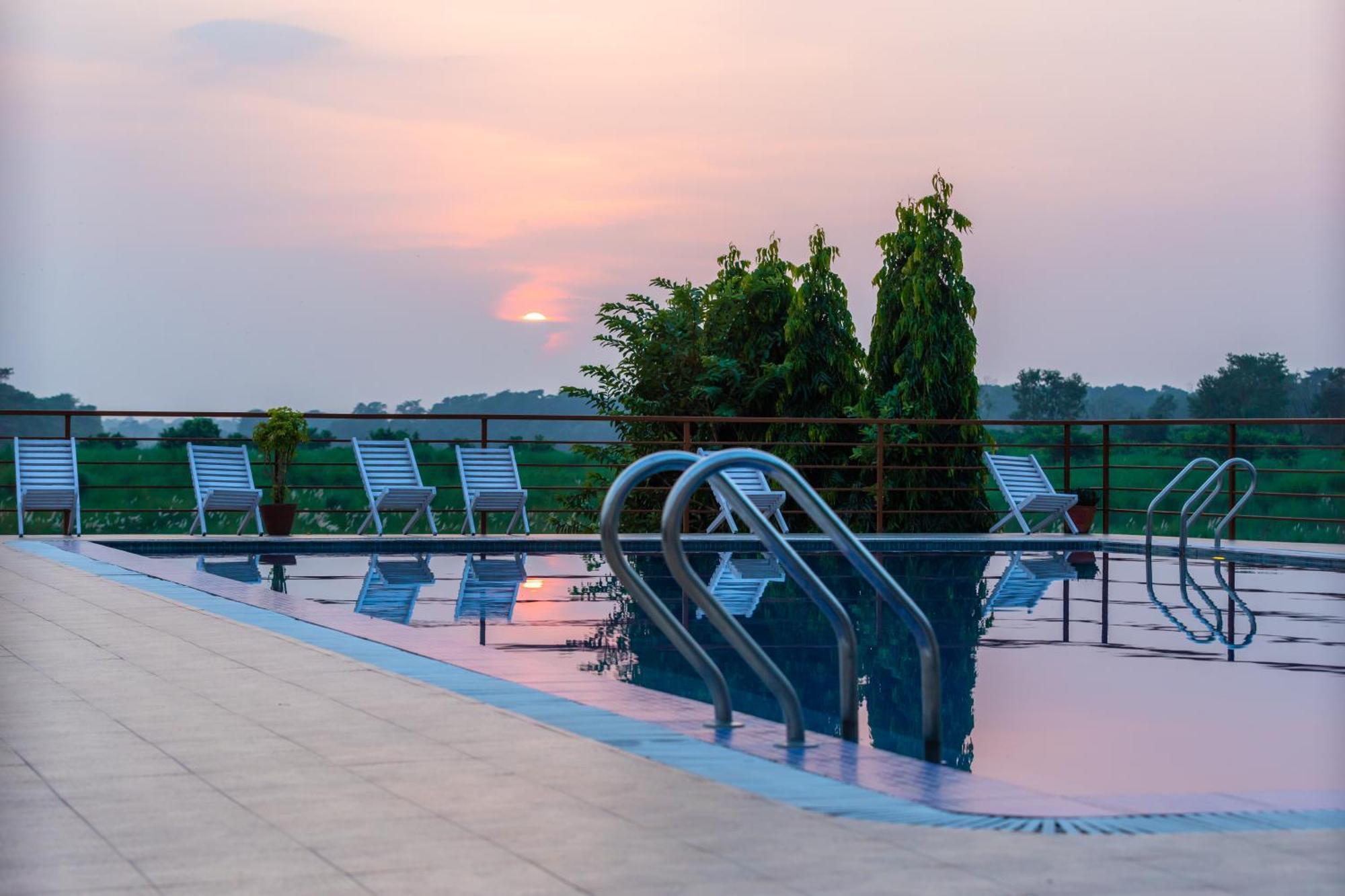 Park Safari Resort, Chitwan National Park Exterior photo