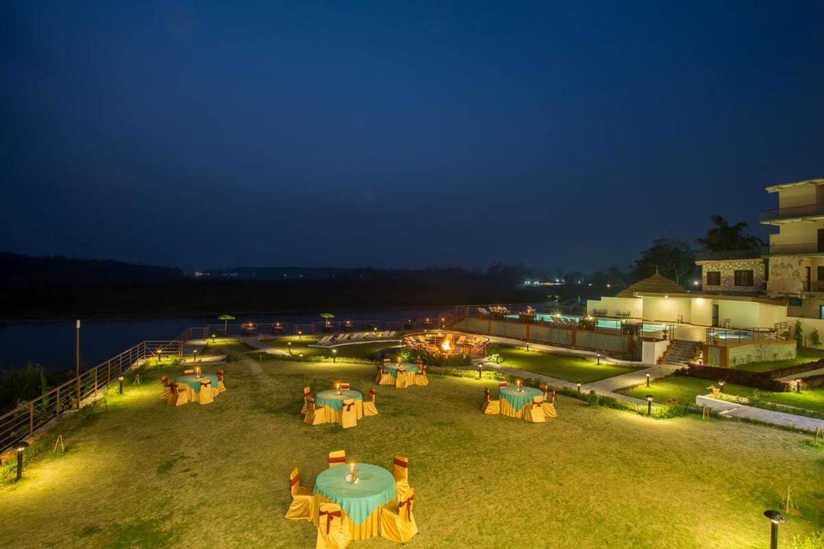 Park Safari Resort, Chitwan National Park Exterior photo